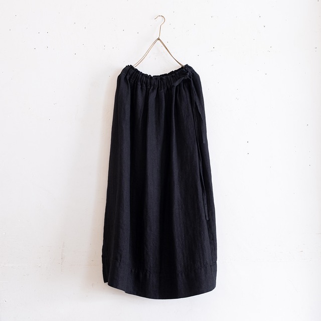 one side slit long skirt／herringbone linen〈black〉