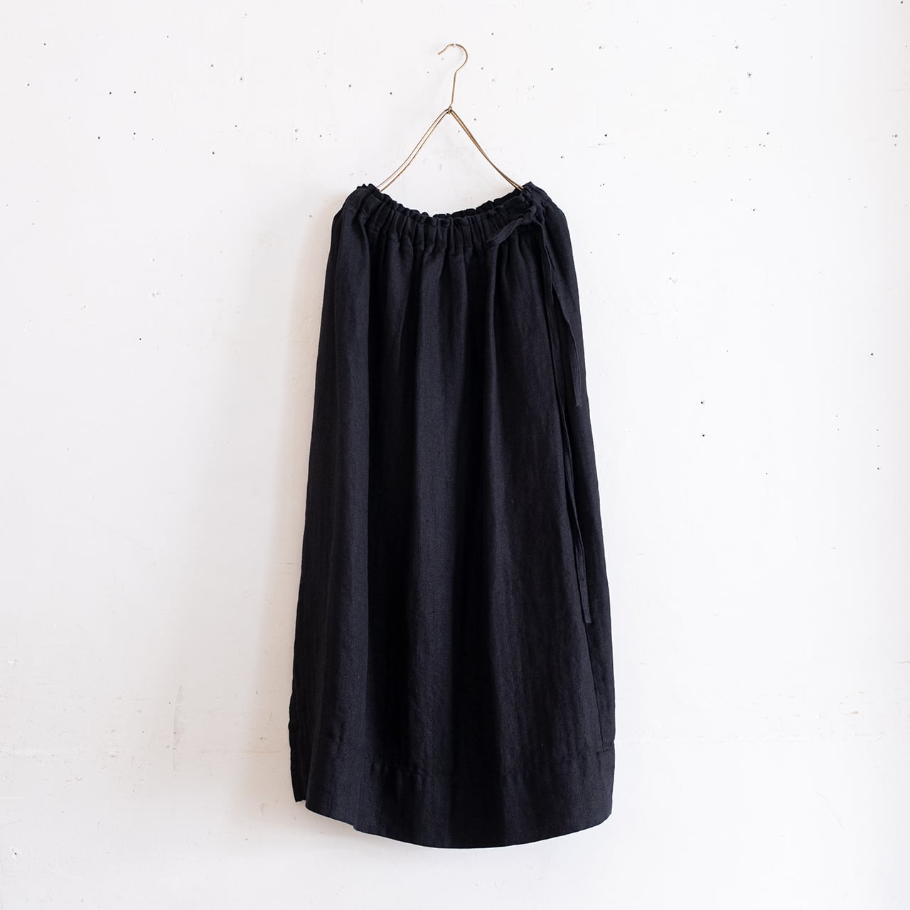 one side slit long skirt/herringbone linen〈black〉