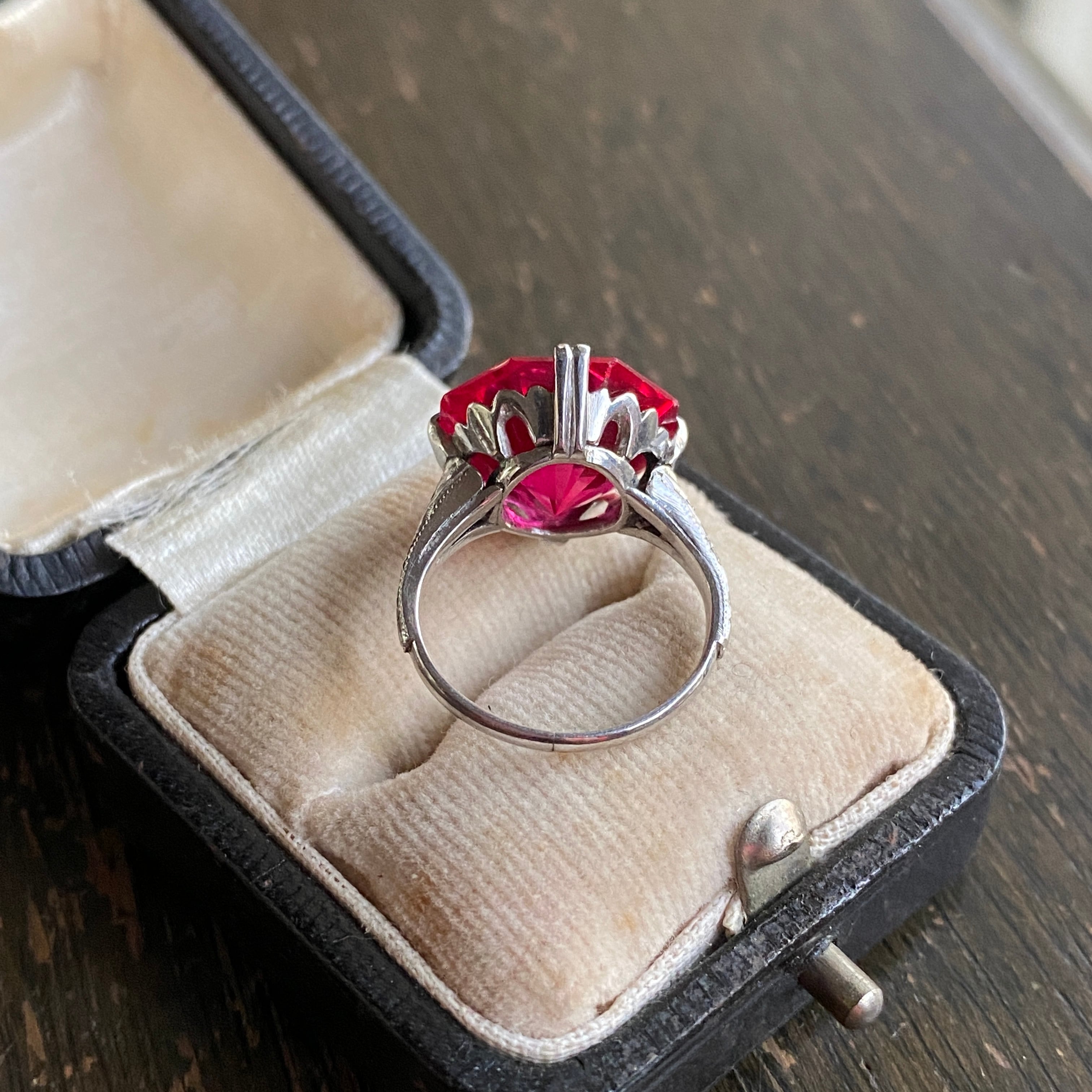 ヴィンテージ　合成ルビー八角カット和彫りのリング