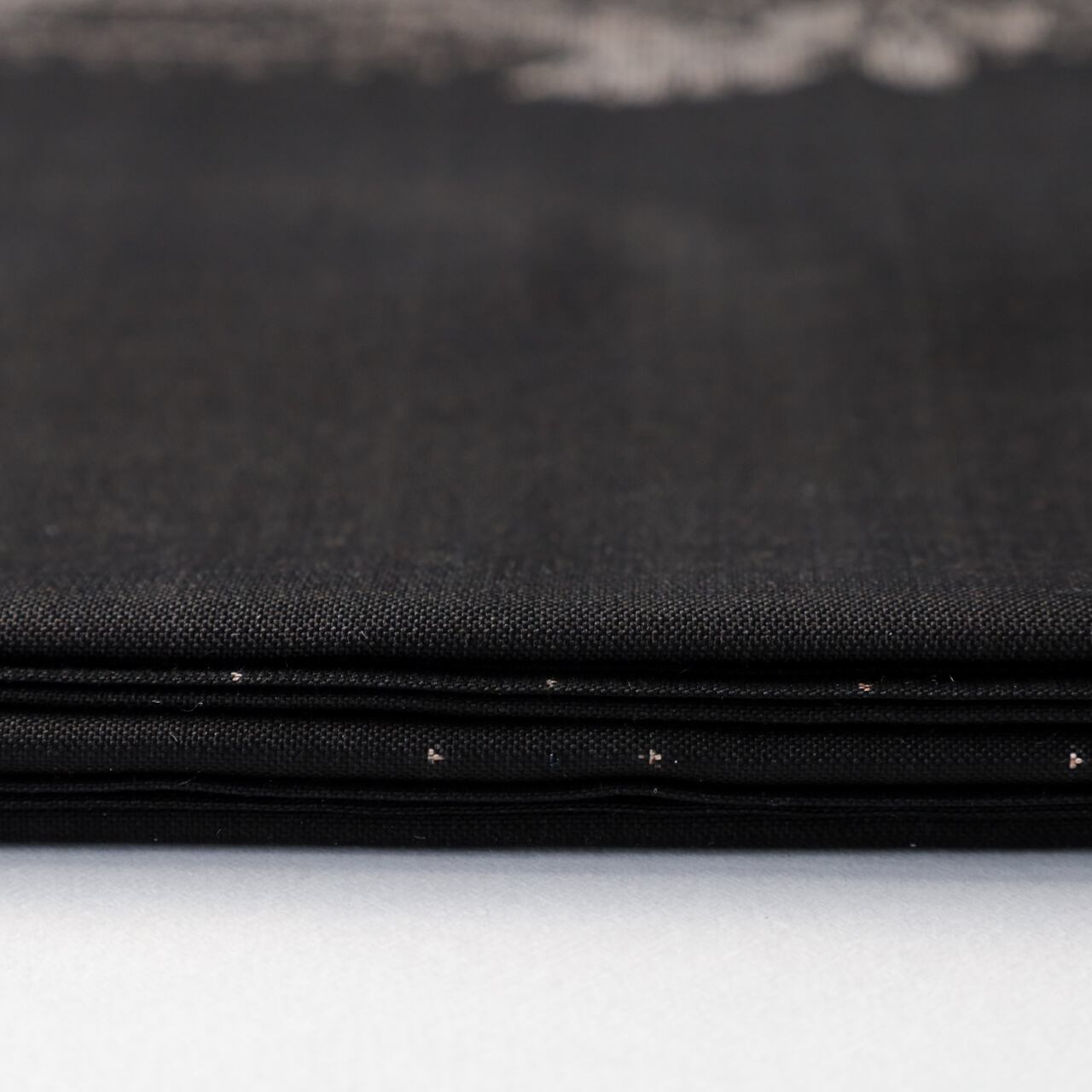 純泥染め本場大島紬（袷）黒地に縦リーフ・9マルキ 片ス／証紙