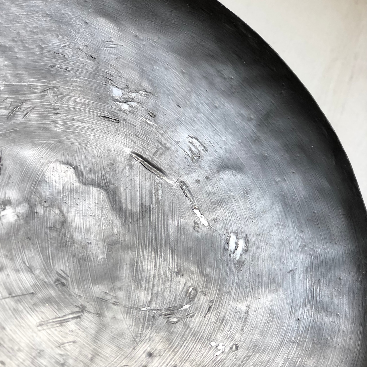 黒鉄のお皿 底台付 L 直径20cm