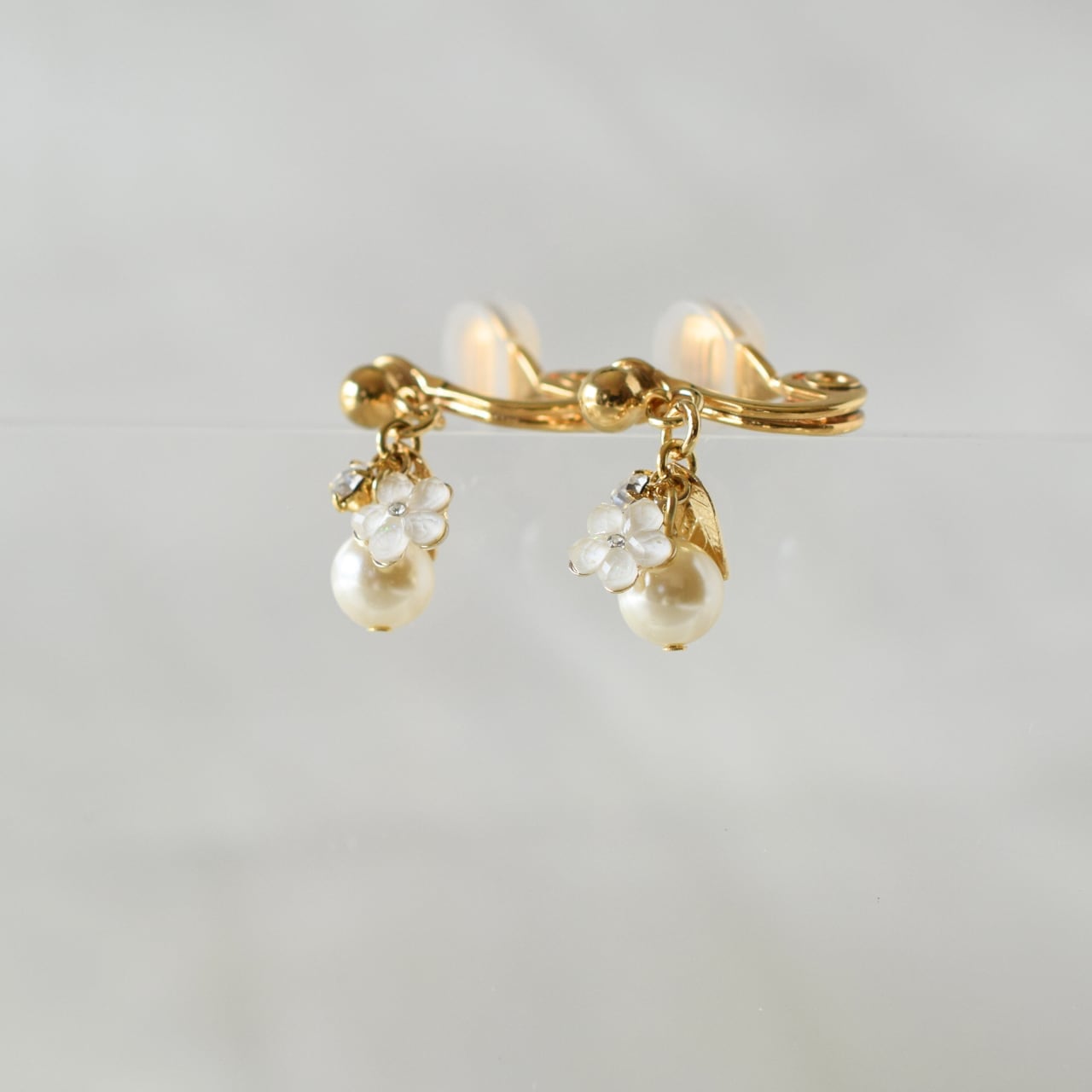 お花とパール ゴールド 魔法のイヤリング 痛くない 日本製 福耳ok 金属アレルギー対応 落ちない シンプル 大人 ピアス風 揺れる 送料無料