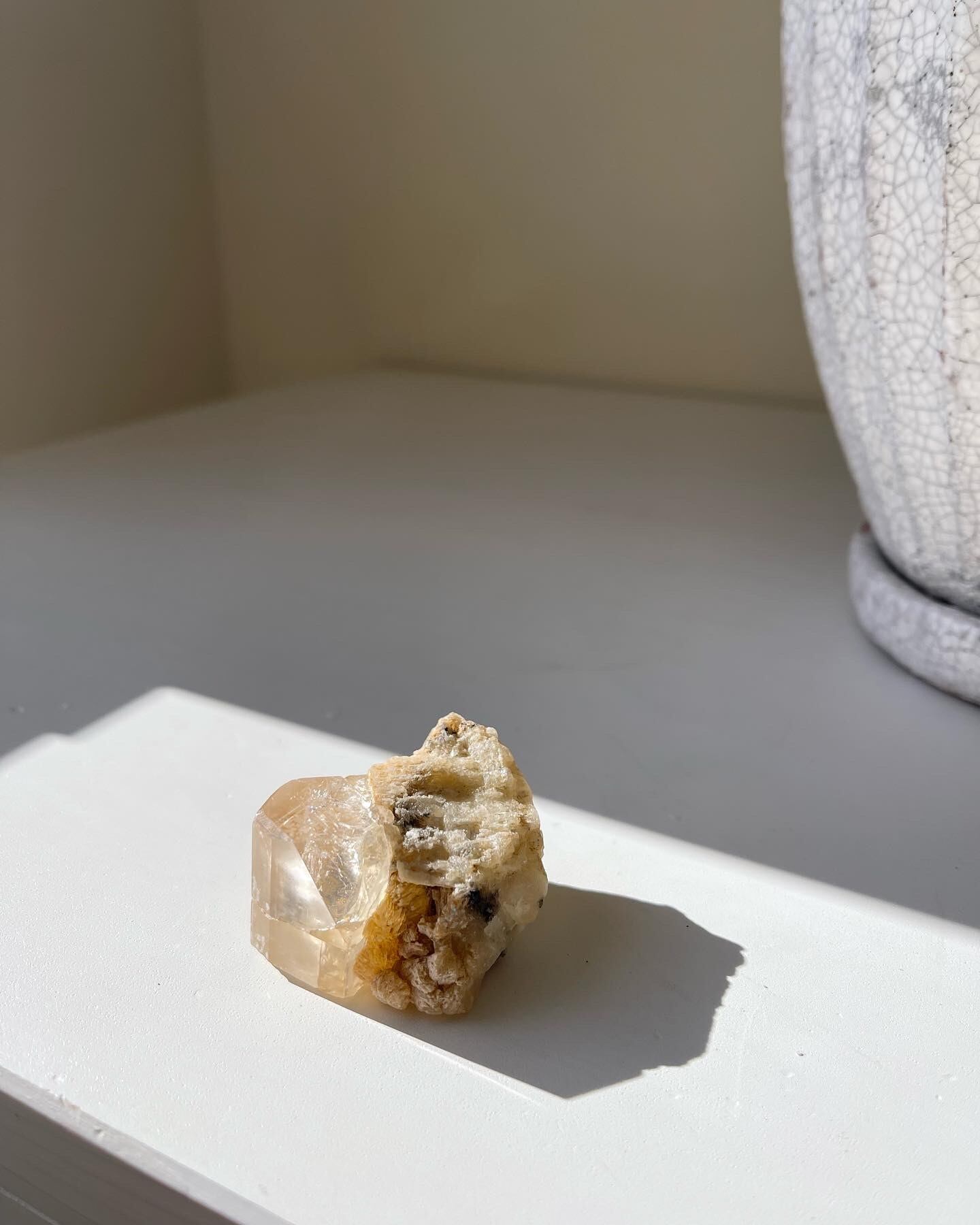 シャンパンゴールドトパーズ　長石共生　/ golden topaz