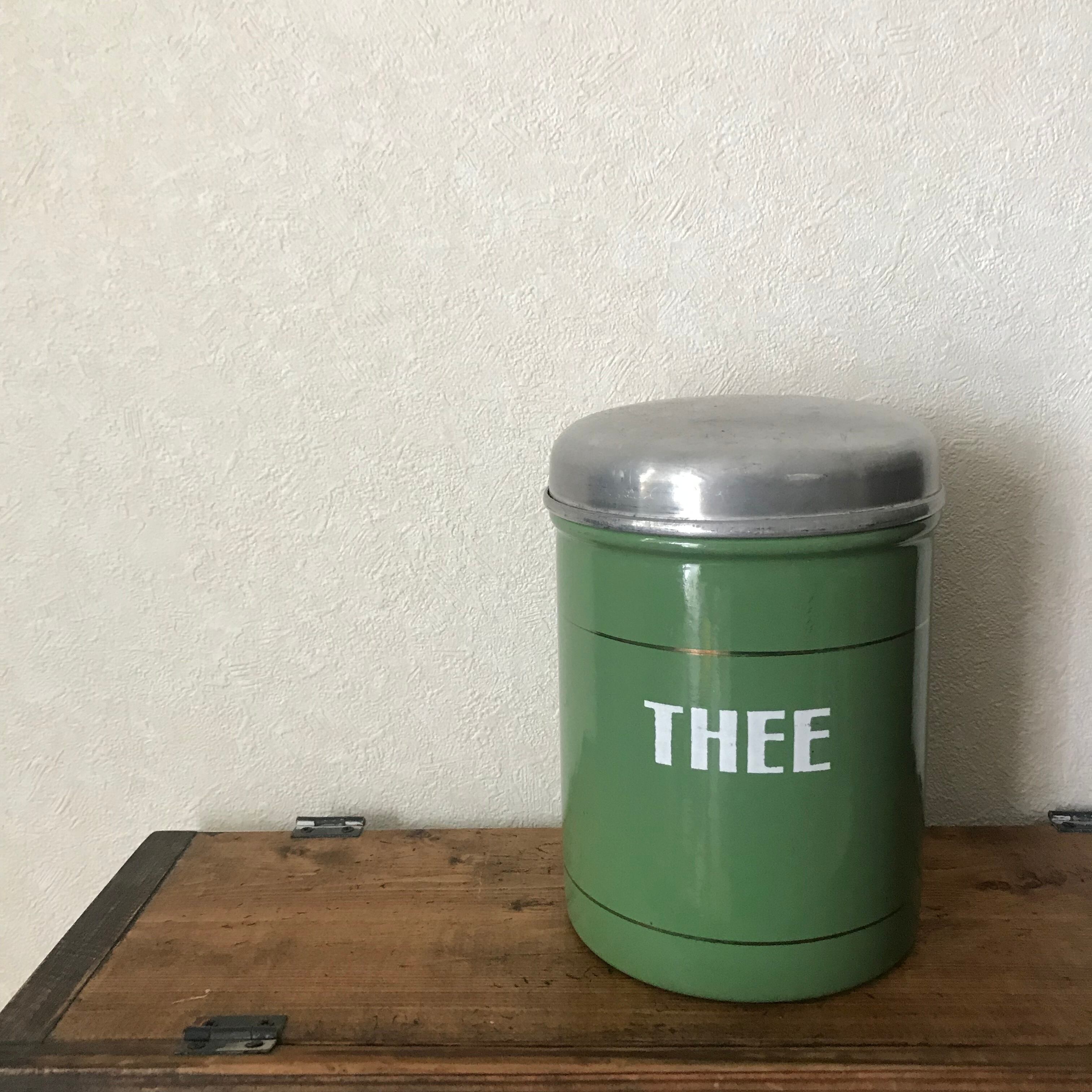 ホーローの缶THEE