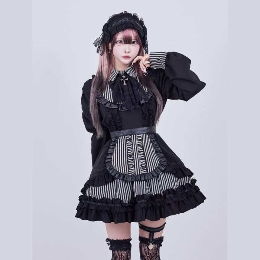 闇夜の給仕係 ─ ストライプエプロンを纏うゴシックメイドフリルドレス|WithU