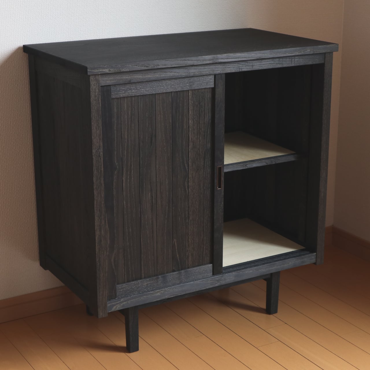 古材栗板の飾り台　淡黒仕上げ 栗の引戸キャビネット 無垢板 黒染め | オバタ家具店