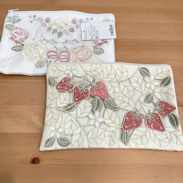 カットワーク＆刺繍の【マルチケース 平面ポーチ】いちご＆ローズとリボン