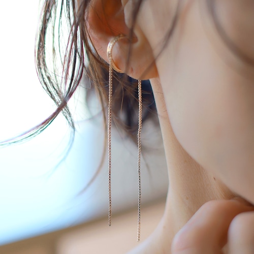 CHIGNON / シニヨン 揺れるボックスチェーンイヤーカフ ｜ 着けているのを忘れる片耳1.5gの超軽量設計！サッと着けるだけで大人の横顔にこなれ感と抜け感をプラス。