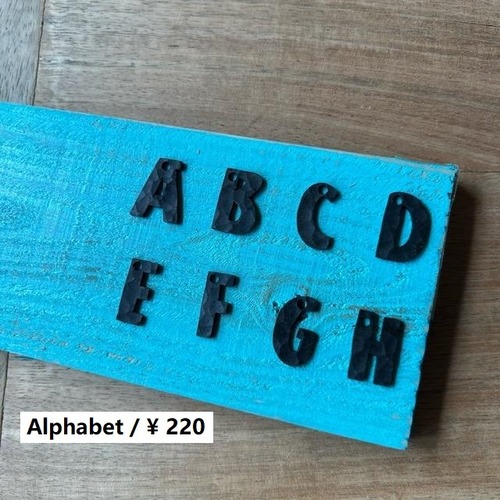TOPANGA Zakka India Hammered Iron Alphabet Plate SS 2cm Black 　インド　ハンマーアイアンアルファベットプレート　極小　ブラック　看板　サインプレート　鉄　住所　店舗　表札　槌目