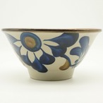 マットな素地にコバルトが鮮やかな6寸マカイ（約18cm）唐草　　【ヤチムン大城工房】