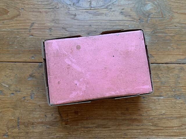 フランス語文字が入った可愛い紙の箱(赤)