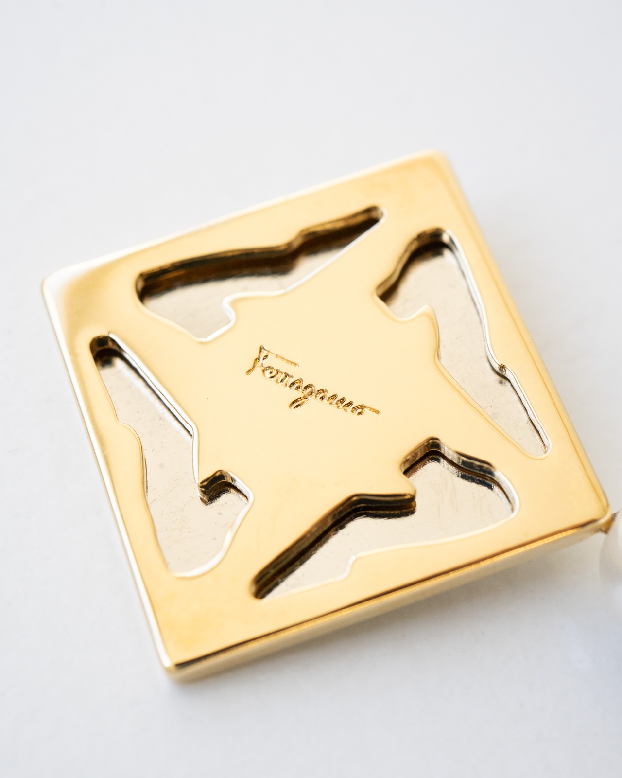 〈Ferragamo〉Pearl Pin Brooch