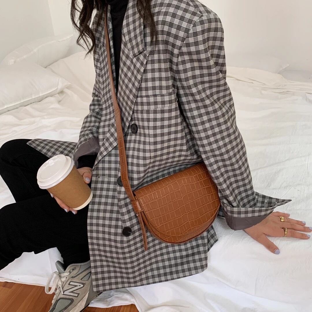 セミサークルフラップバッグ