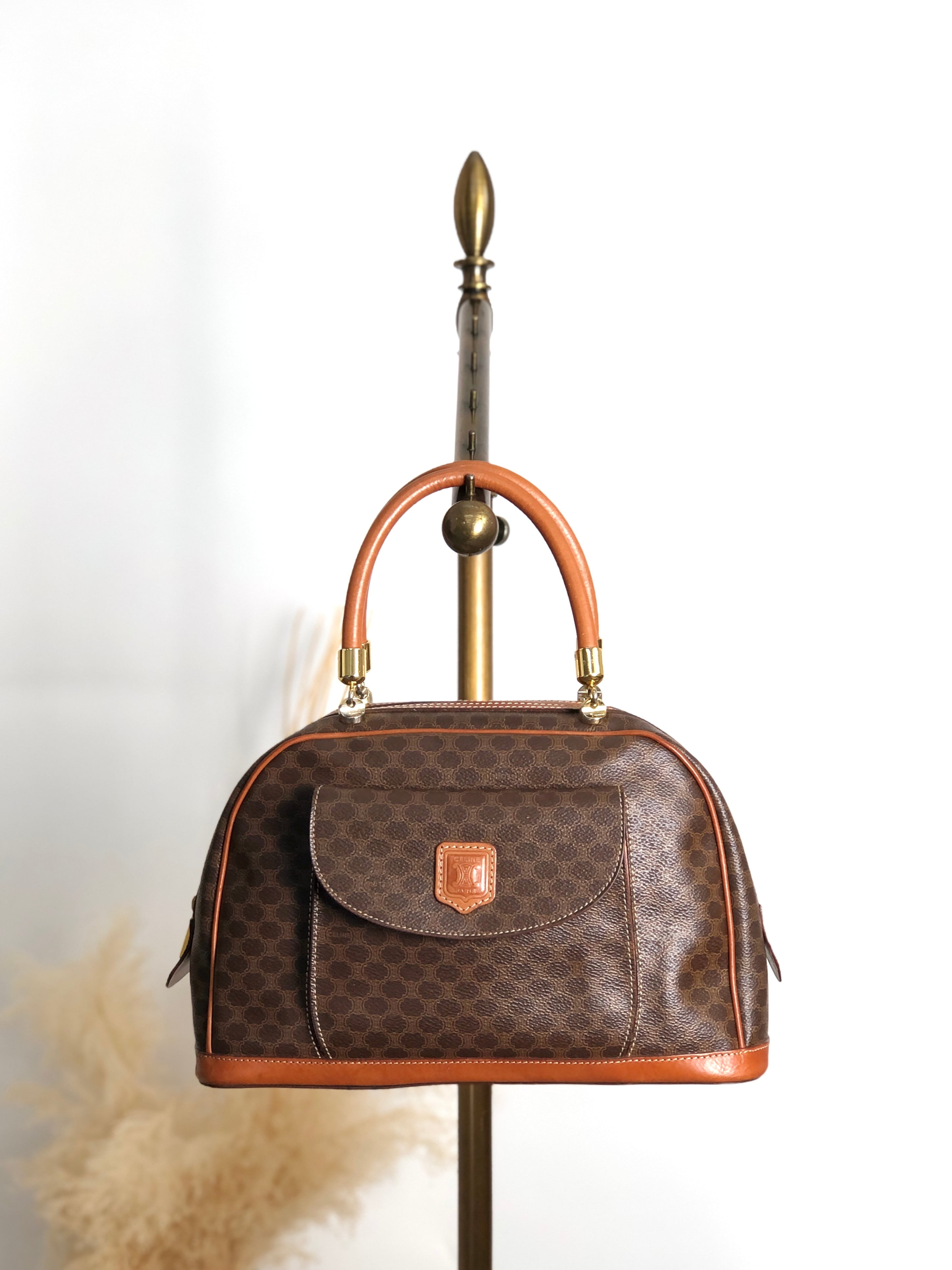 BURBERRY バーバリー ハンドバッグ ブラック 型押しロゴ レザー