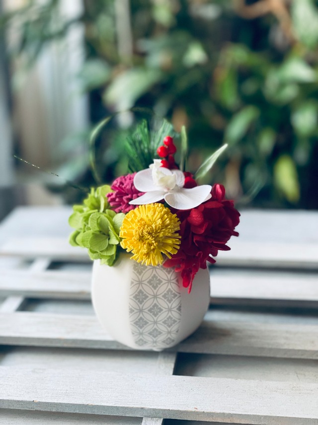 胡蝶蘭と2色のマムの正月飾り 赤紫陽花の和風アレンジ プリザーブドフラワー 開店祝い お誕生日 結婚祝い 退職祝い お正月飾り イエロー ピンク レッド紫陽花 正月飾り お正月飾り