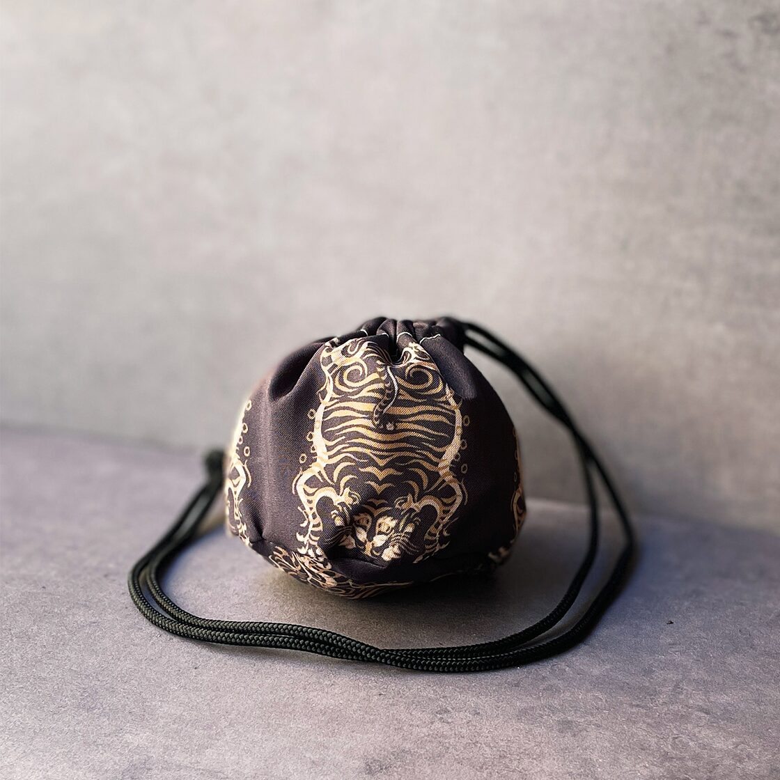 ポスト投函☆送料無料☆ 【S】チベタン柄 チベタンボディ ミニ巾着 カフェオレブラック 小物入れ 小銭入れ トラ柄 タイガー ネック巾着 紐 大人  子供 お揃い | Pay ID