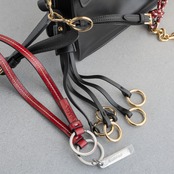 プラダ チャーム付 ソフトサウンド スモール ショルダーバッグ ブラック レザー AW25