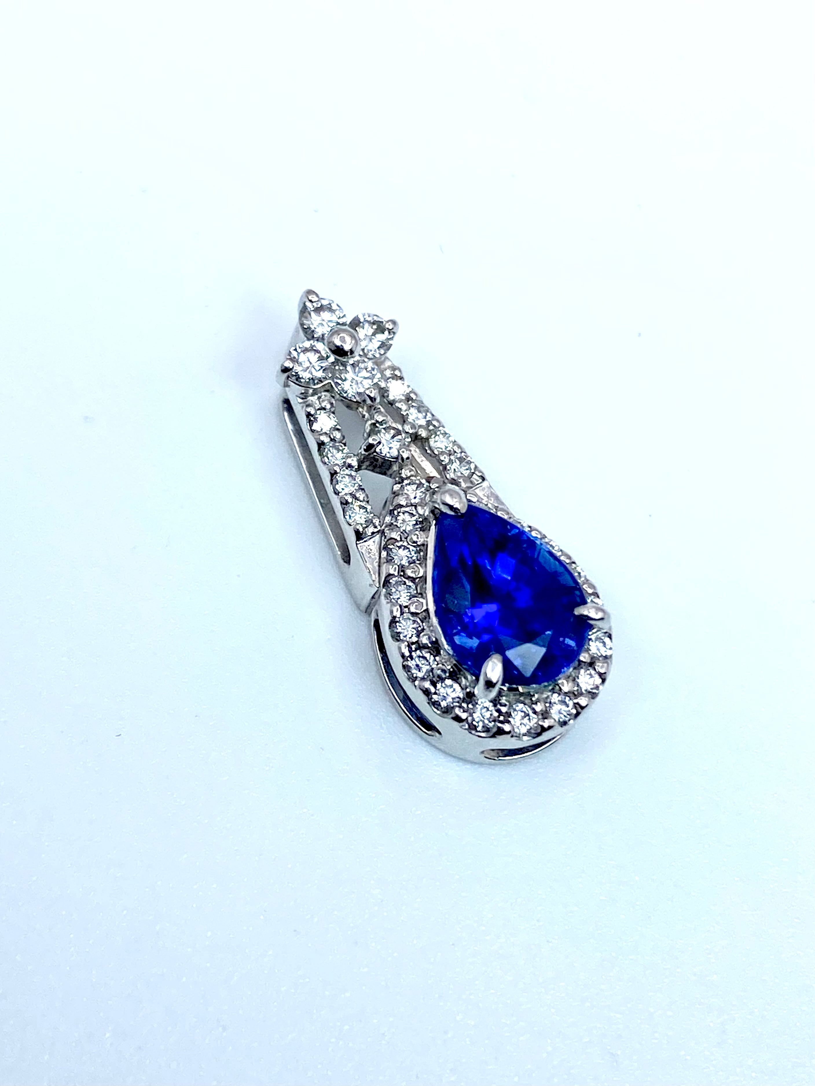 ☆素敵！輝きサファイア0.43ctダイヤモンド0.04ct Pt900ペンダント 一番星輝く取り巻きサファイアペンダント》サファイア 2.01ct