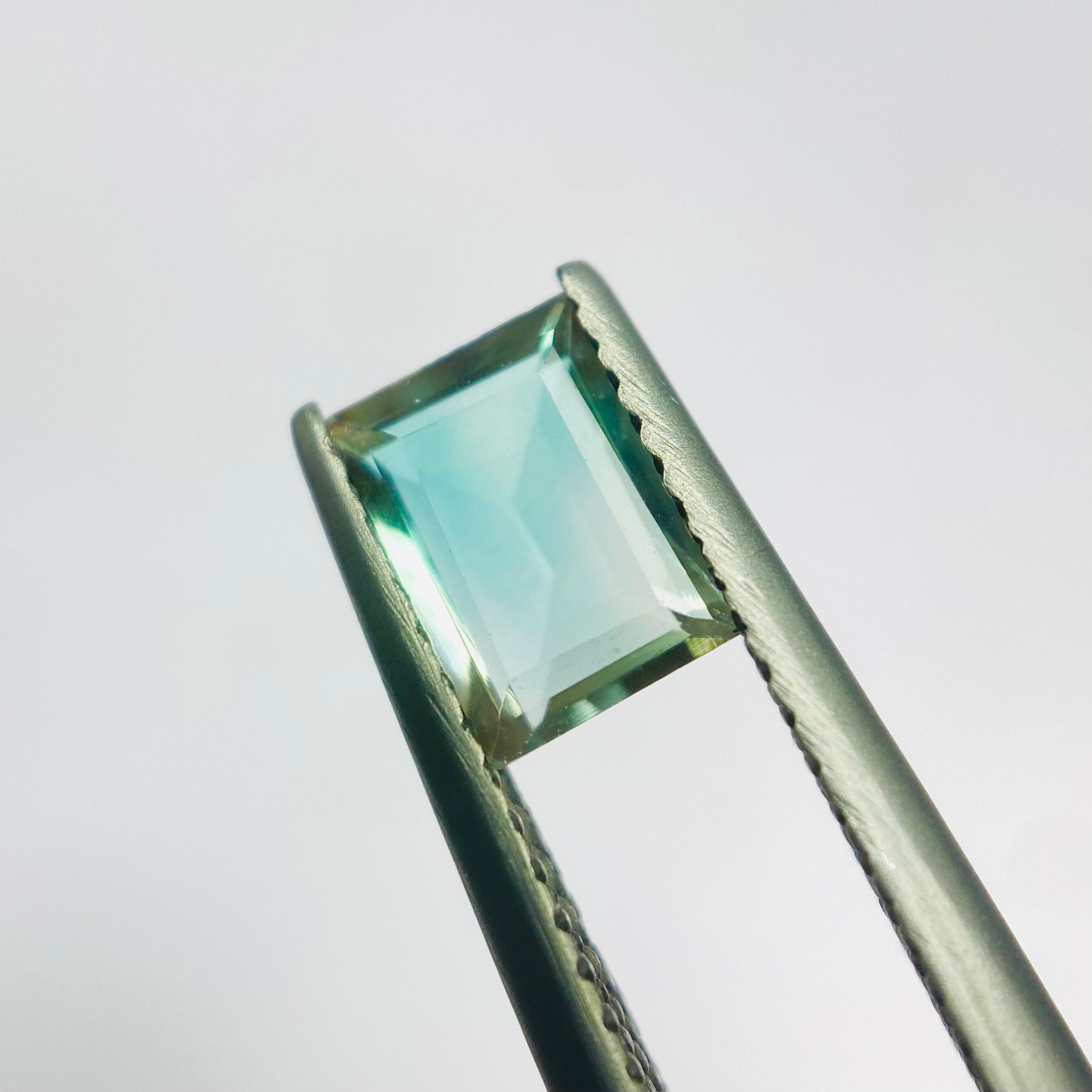 繊細なスパグル効果の見えるグリーンのオレゴンサンストーン