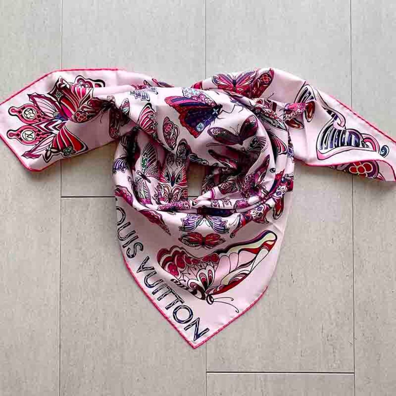 ルイヴィトン　スカーフ 　 LVカレ90 　 アゲハ蝶ピンク  12ACbt1-1