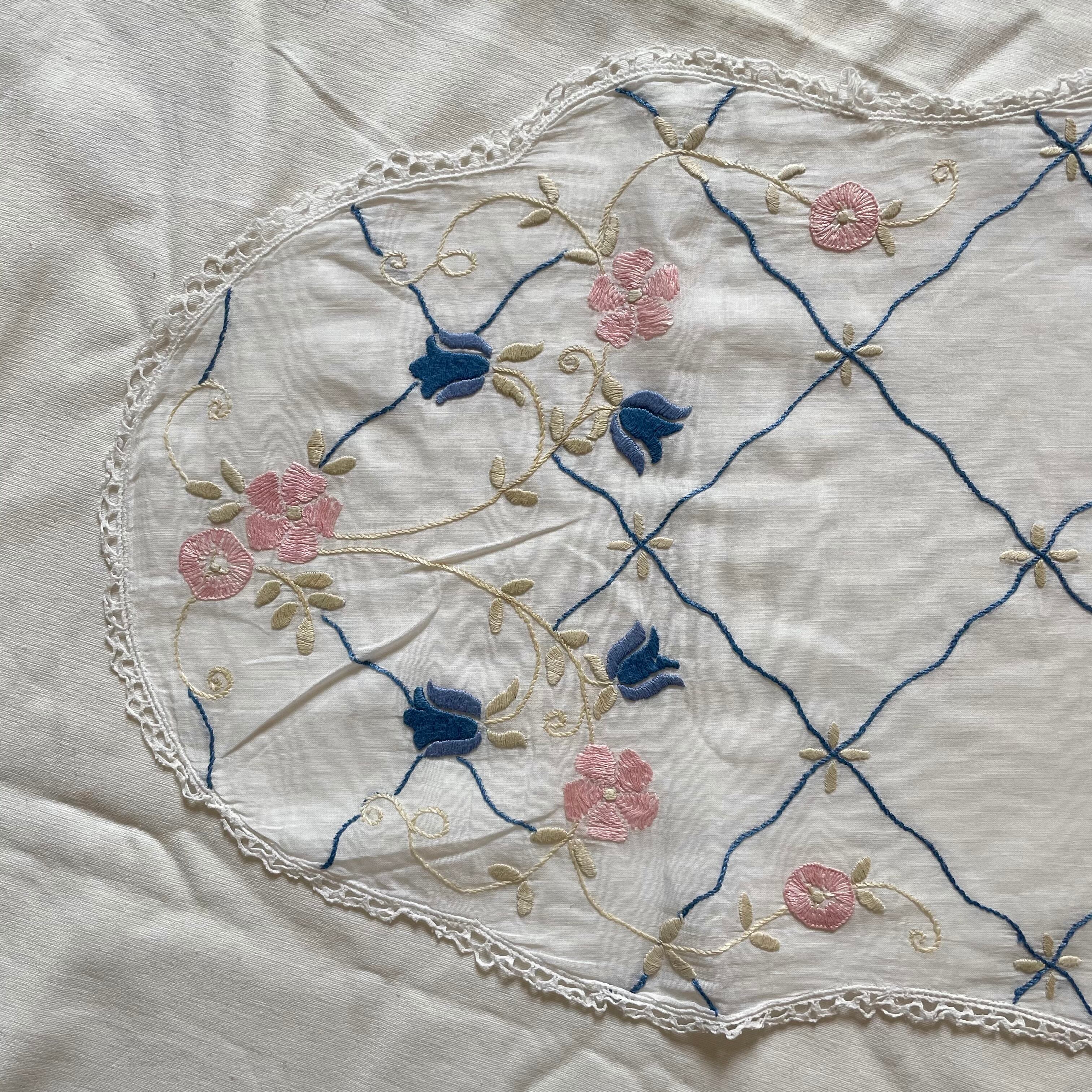 繊細すぎる刺繍布