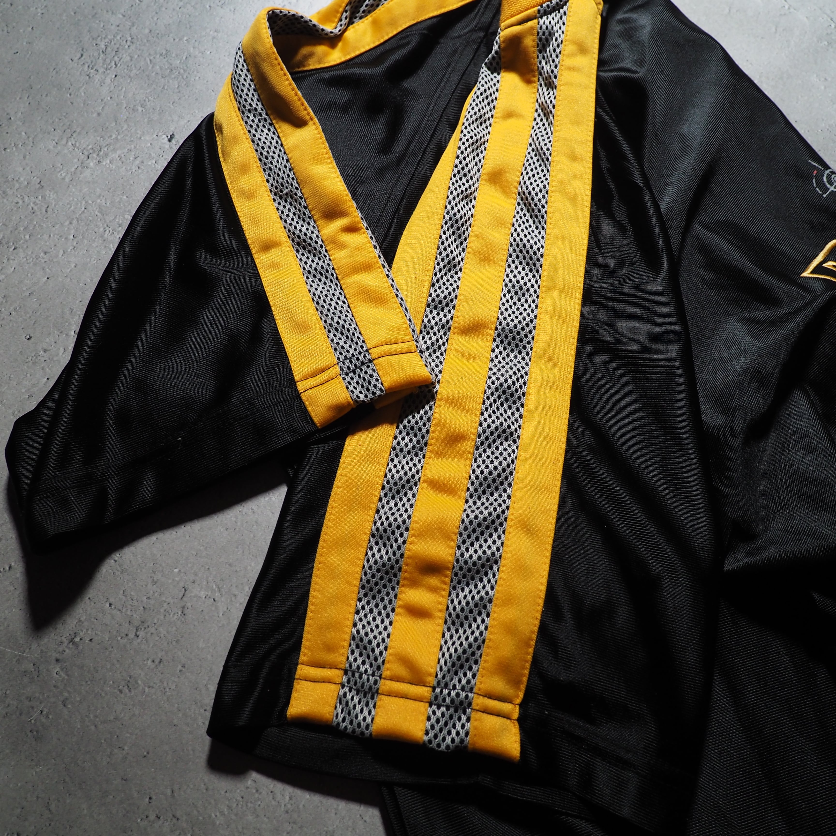 ” Old PUMA ” Graphic logo Embossed vintage loose game shirt