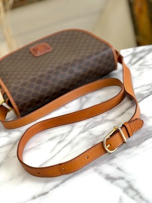 CELINE セリーヌ マカダム ブラゾン型押し ハーフムーン フラップ  