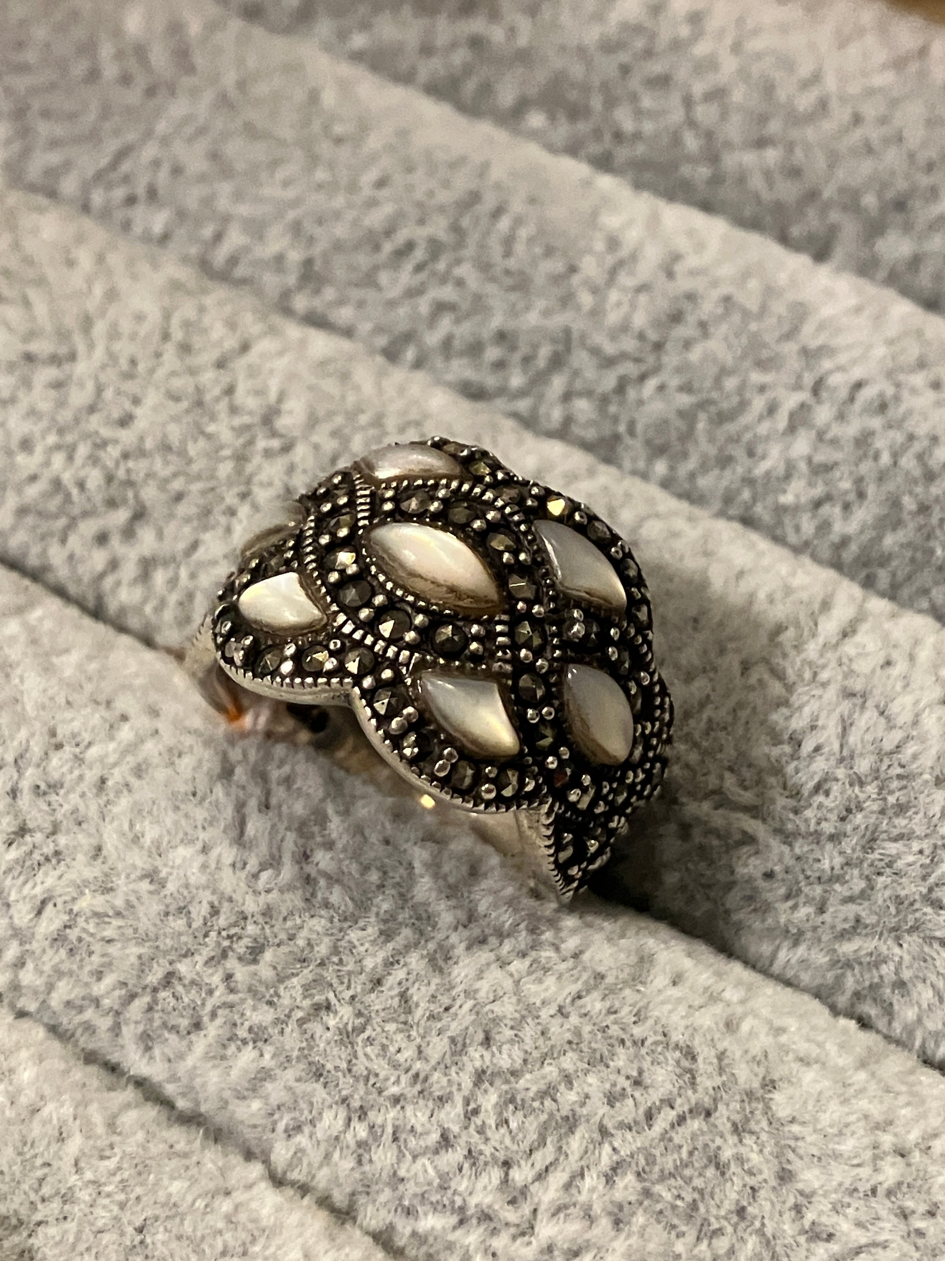 #free silver ring =wiite agate=