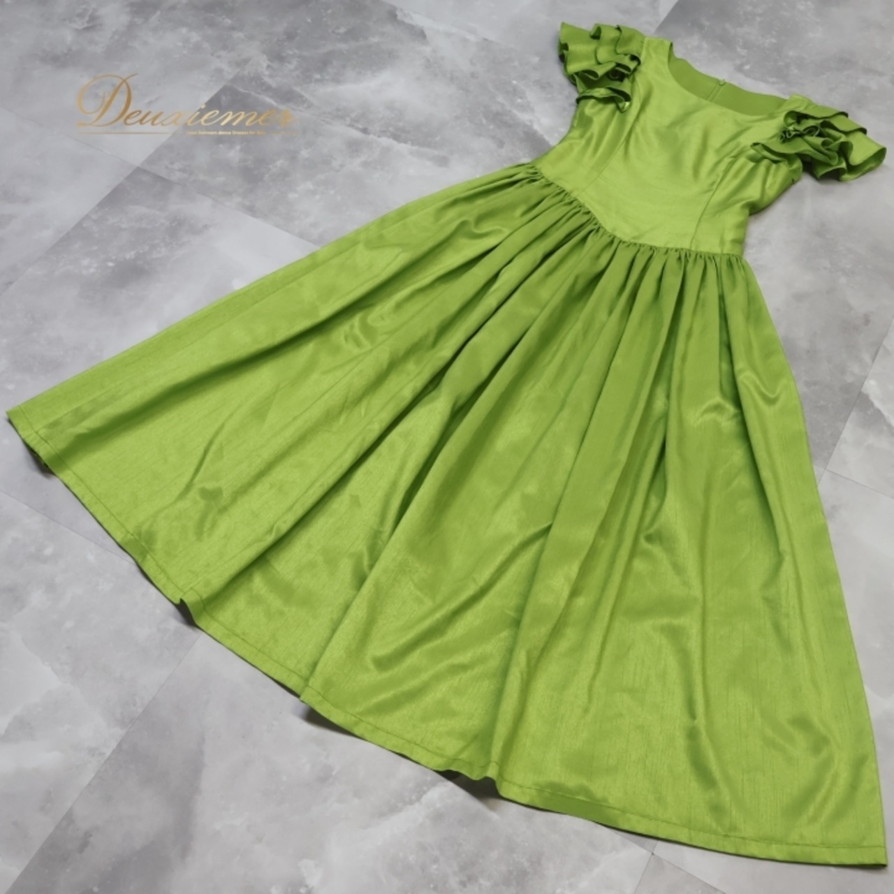 フラダンス 衣装 ワンピース ドレス BLUE HEAVEN COMPANY ブルーヘブンカンパニー グリーン系 ワンカラー シンプル 綺麗 華やか 鮮やか フラ ダンス 緑 黄緑 ハワイアン アロハ ハワイアンプリント レッスン 練習 無地 光沢 高級感