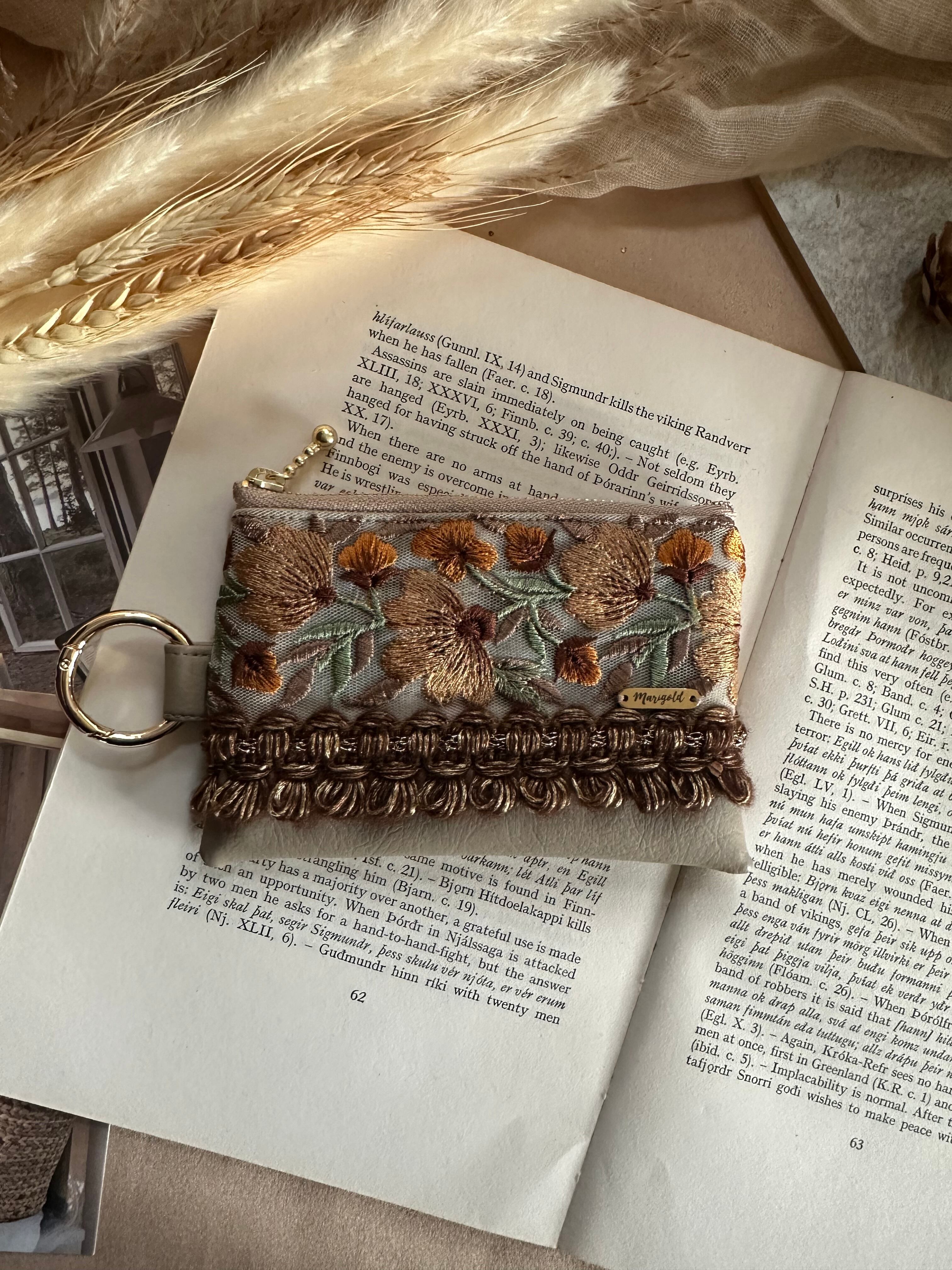 フェイクレザーカラビナ付刺繍リボンポーチ