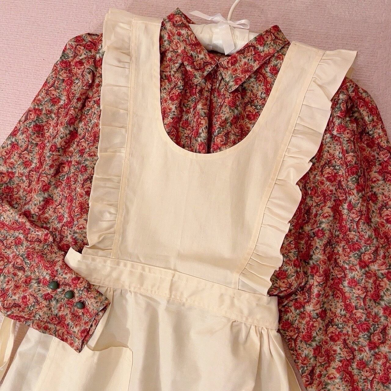 dog & boy cream frill apron