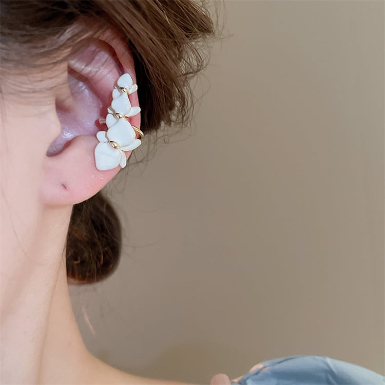 耳もとに咲く、さざめく白花 ｜ ノンホールイヤリング | Lumi nishi