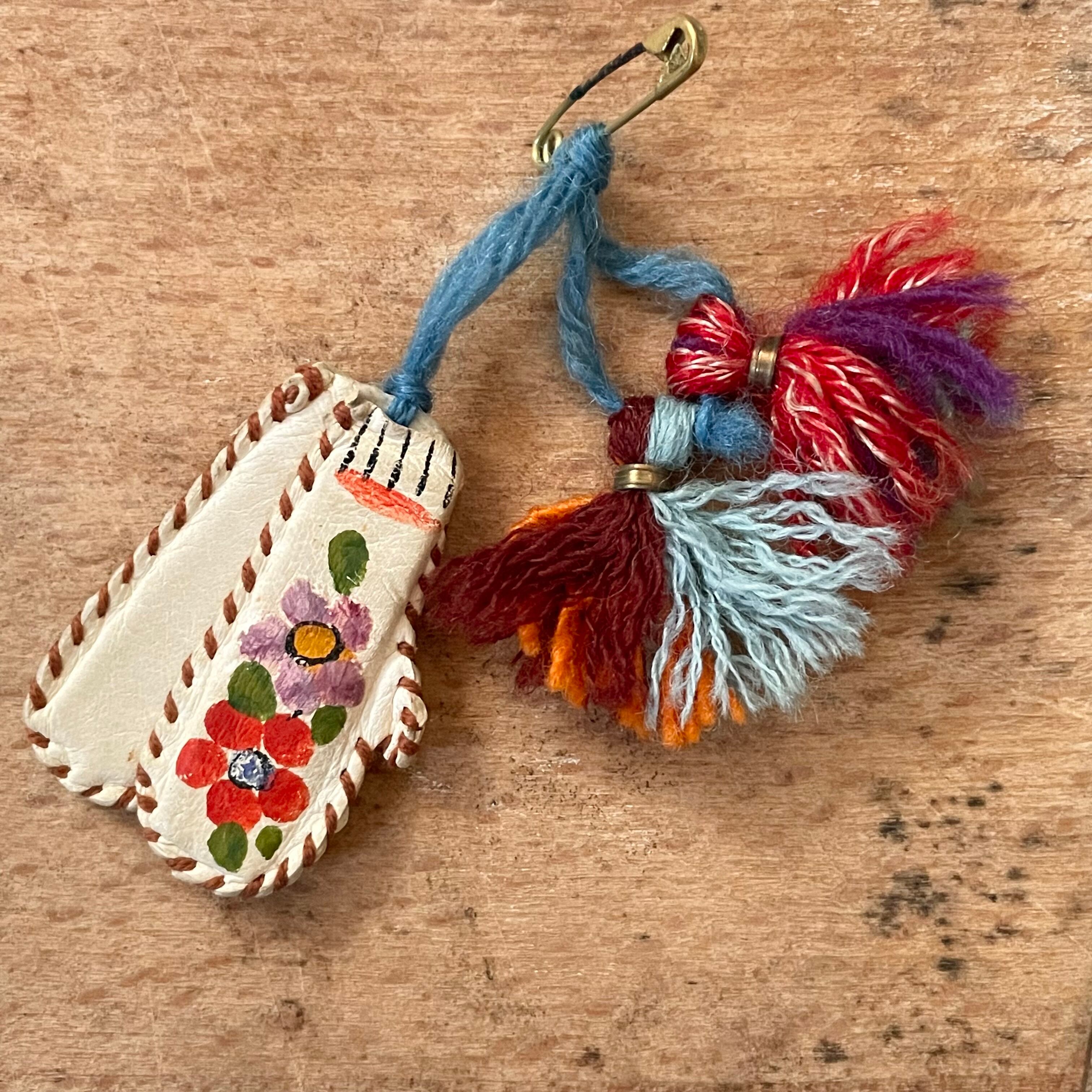 ミトンブローチ