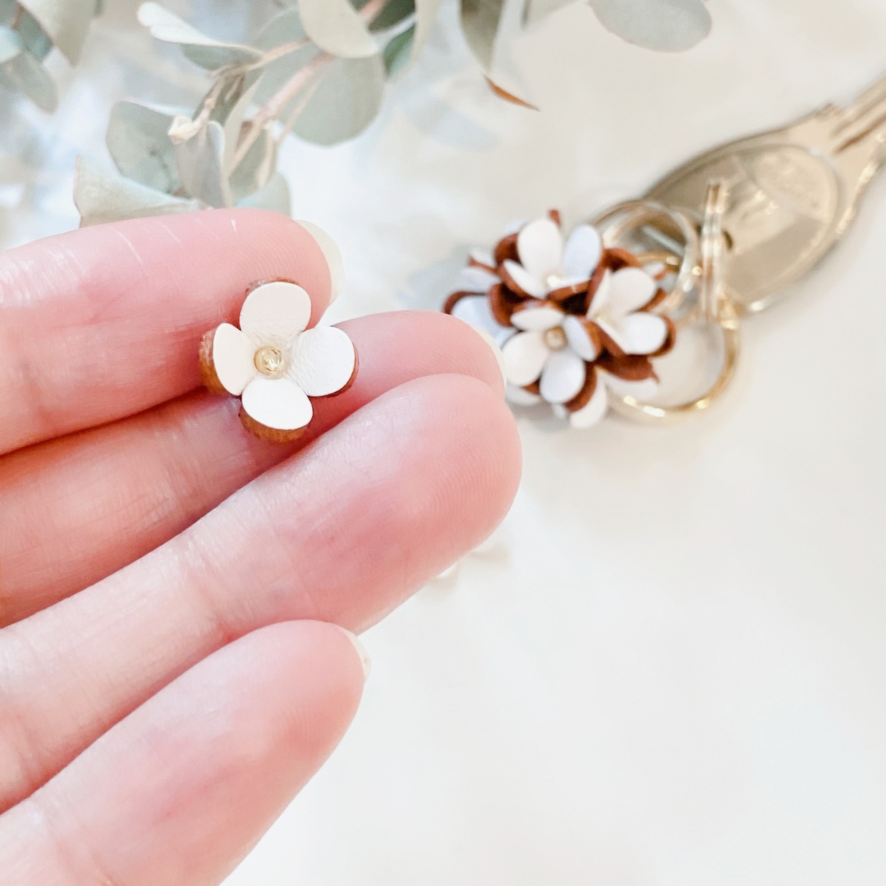 【３D(立体)本革フラワーパーツ】カランコエ(ピン付きタイプ）ホワイト２個セット - 4