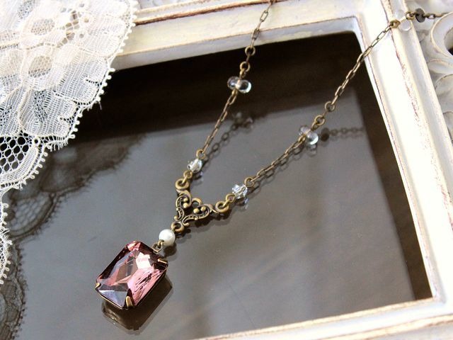 クラシカルローズと貝パール チェーンがお洒落なネックレス