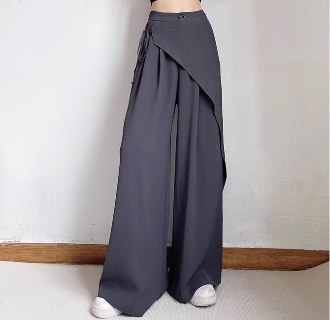 ボトムス パンツ ワイドパンツ モップパンツ セミフレア ストレート ワイド アシンメトリー ポケット ハイウエスト 大人可愛い きれいめ カジュアル おしゃれ お洒落 かっこいい 大人女子 こなれ感 ラフ ルーズ 個性的 クール 存在感 とろみ感 抜け感 ゆったり 無地 春 夏 10代 20代 30代 レディース 女性用 学生 デート お出かけ 休日 旅行 着回し 普段使い 脚長 S M L 灰色 グレー くすみカラー 大人カラー