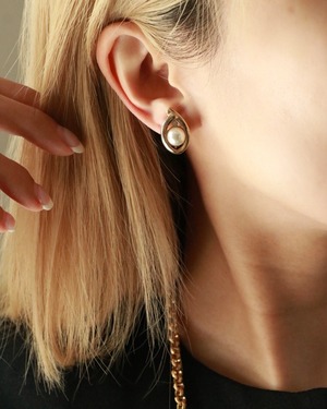 deadstock pearl earrings