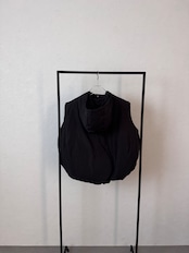 【予約1週間】フーディーマットファイバーダウンvest/ブラック