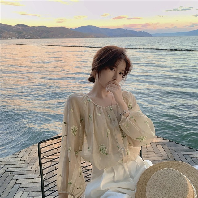 トップス レディース 送料無料 ブラウス シャツ 柄シャツ 丸首 ラウンドネック オーバルネック 長袖 パフスリーブ バルーンスリーブ ボリューム袖 前開き フロントボタン 体型カバー 二の腕カバー ワイド ゆったり ゆる 大きめ アプリコット 花柄 フラワー 小花柄 大人女子 抜け感 こなれ感 おしゃれ お洒落 ガーリー フェミニン かわいい 可愛い ラブリー キュート 爽やか 涼し 清潔感 楽ちん 存在感 薄手 透け感 シアー 春服 夏服 おでかけ デート 普段使い 着回し 重ね着 新作 2021