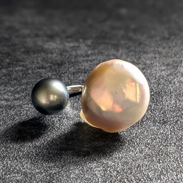 蝶のデザインがモダンで上品なブローチ　K18WG 蝶のデザインがモダンで上品なブローチ K18WG エレガントな2輪のお花