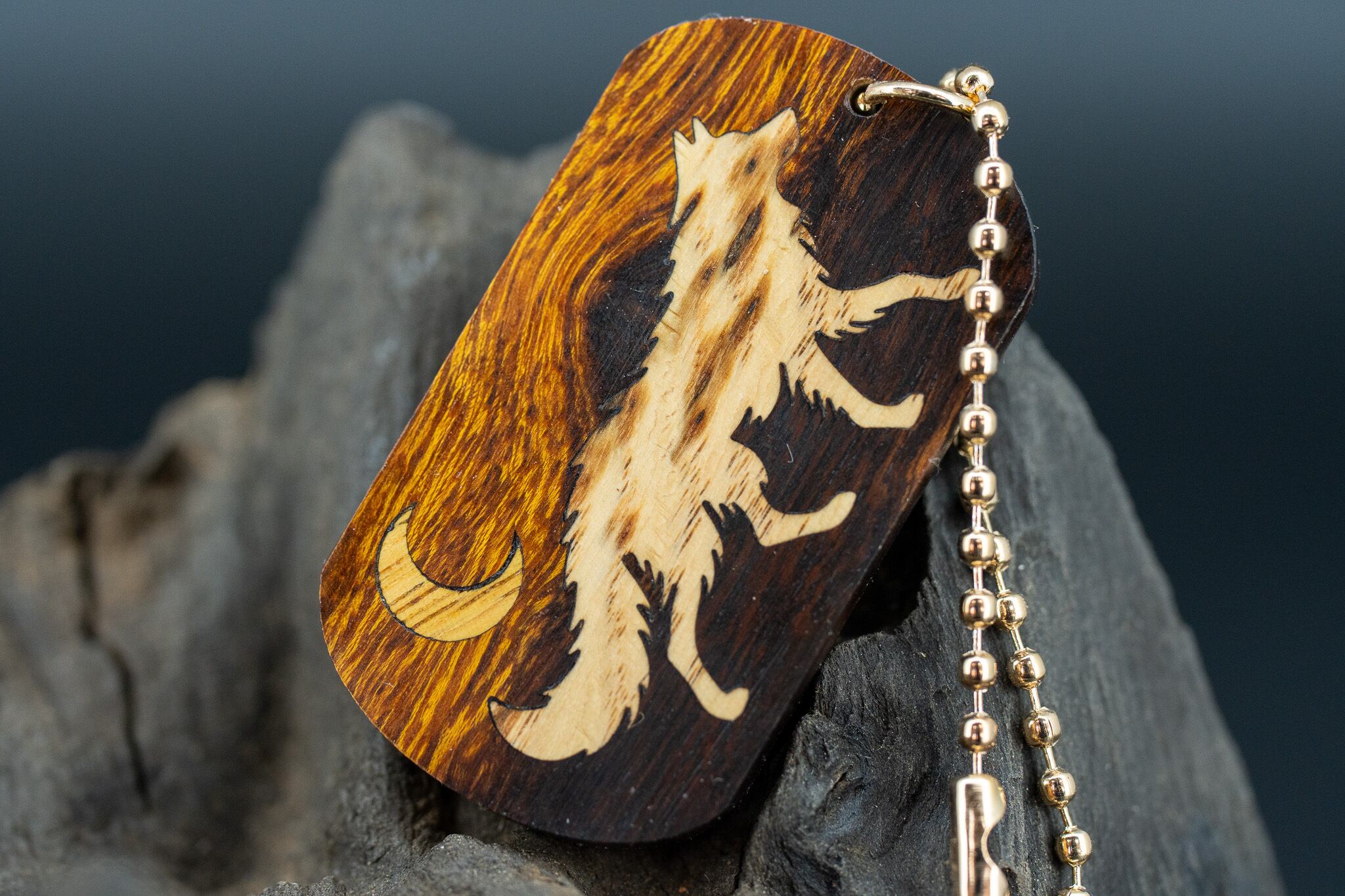 【砂漠の宝石】デザートアイアンウッド ドッグタグ 象嵌 闊歩