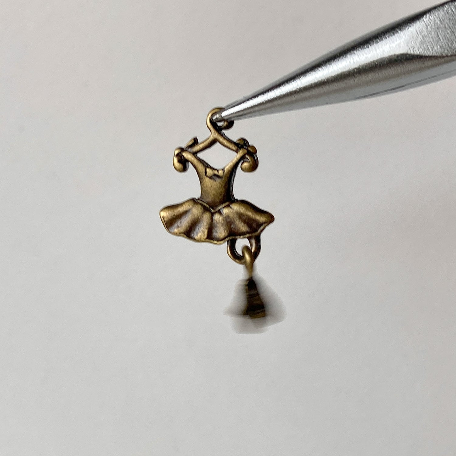 アンティーク風 チュチュと揺れるトウシューズのチャーム | Dua