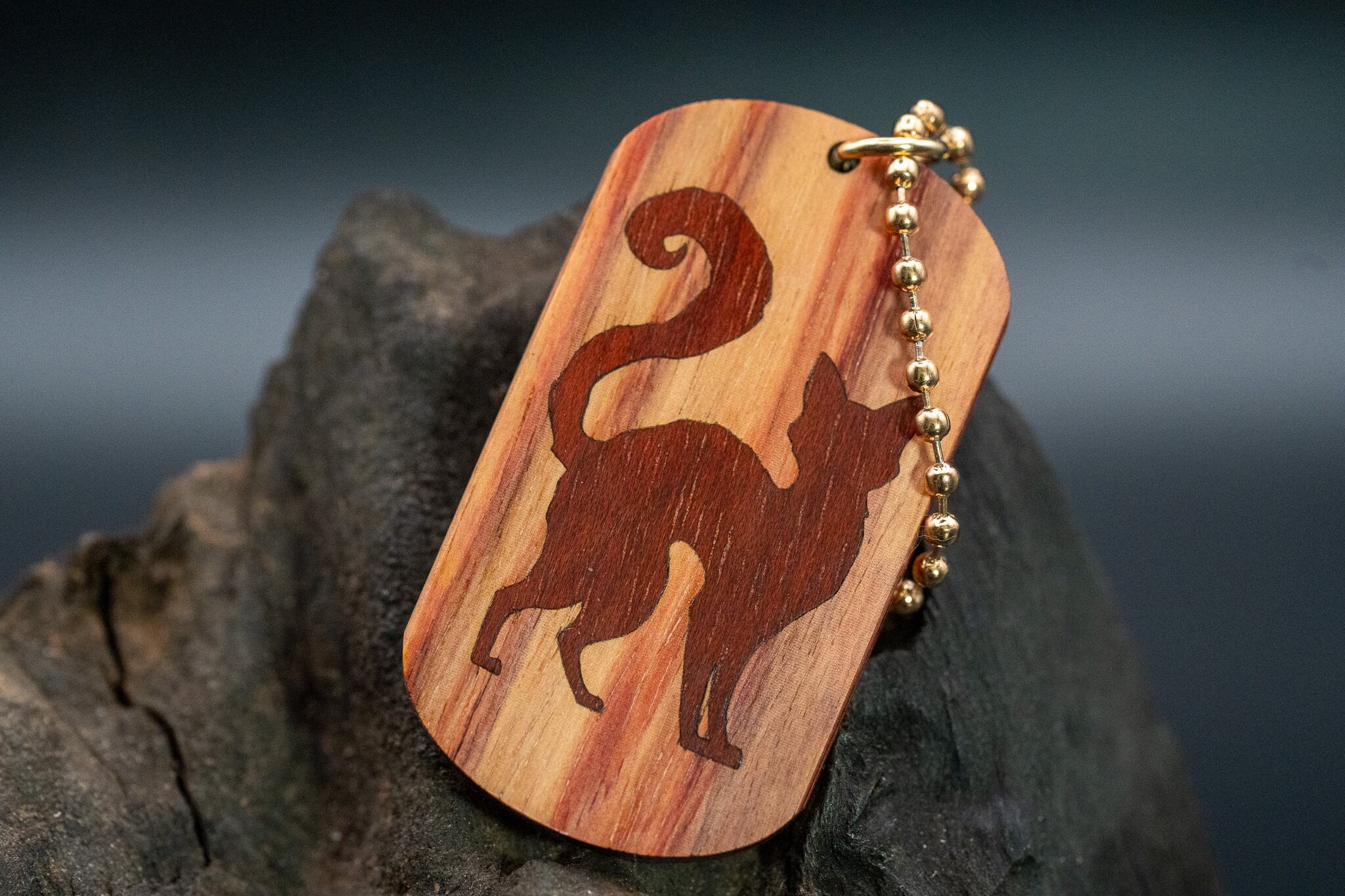 【 木材の女王】チューリップウッド ドッグタグ 象嵌 探る視線