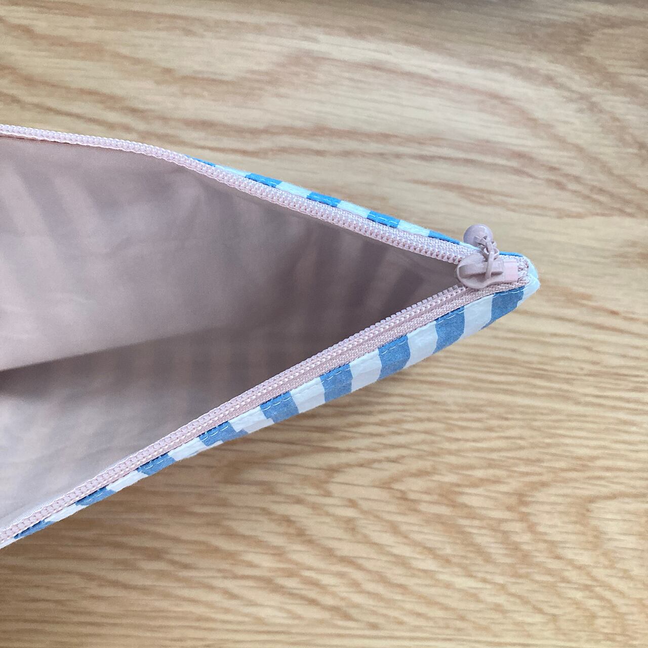 フラットポーチくま（ブルーストライプ）