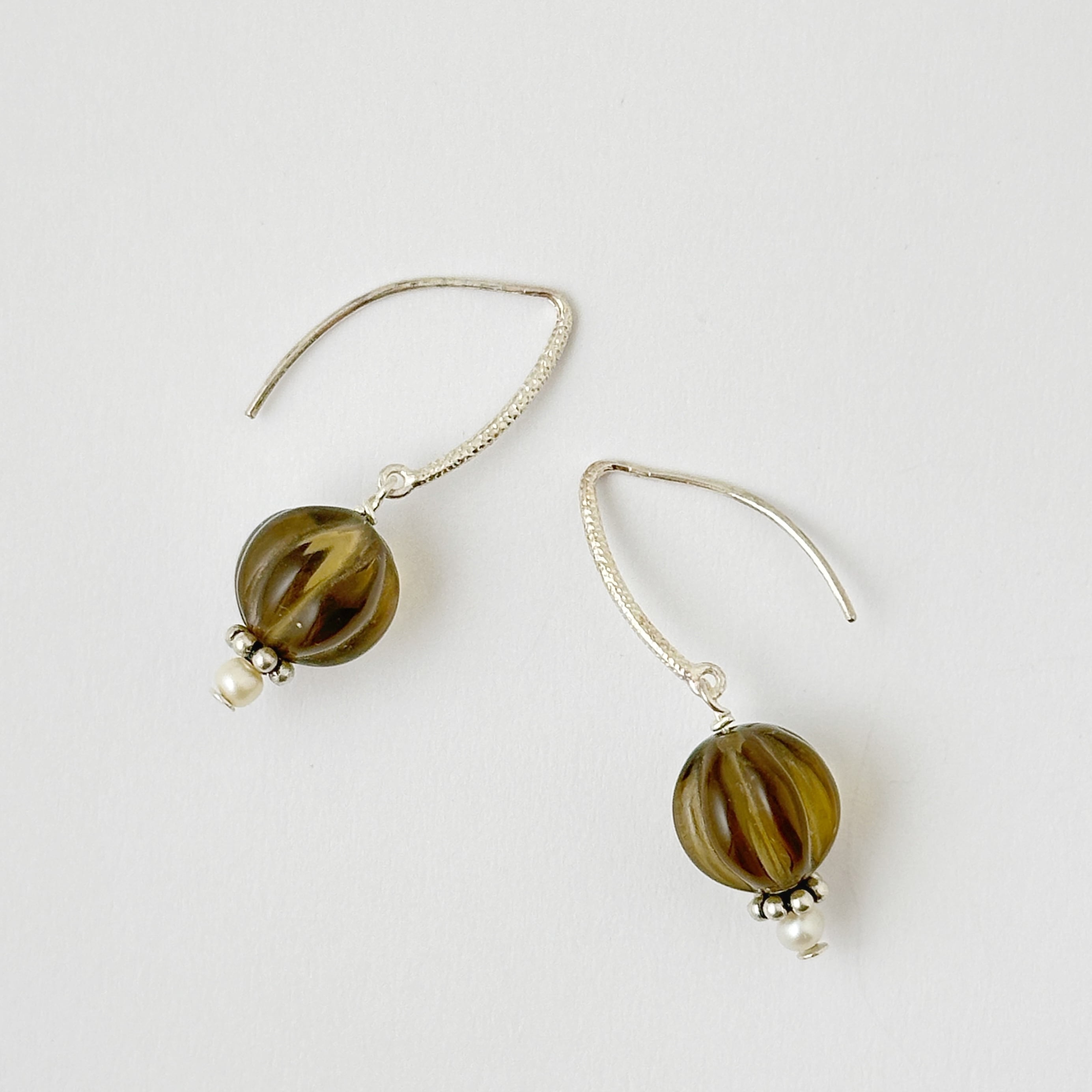 Lagoon Original スモーキークォーツ と 淡水パールのピアス