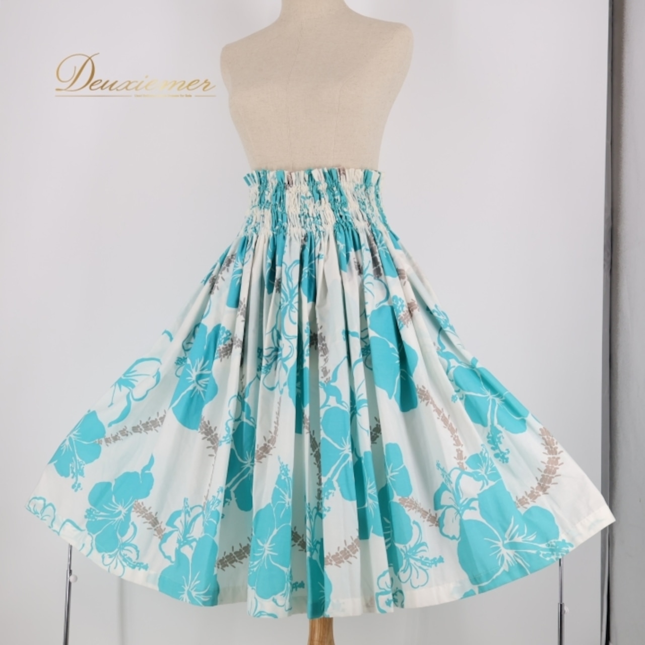 フラダンス 衣装 パウスカート ホワイト系 ALOHA FABRICS ハイビスカス柄 ハワイアンプリント アロハ フラワープリント レッスン 練習 シングル スカート かわいい さわやか おしゃれ 上品 ふんわり ブルー系 白 水色 フラ ダンス ハワイ かわいいデザイン フラダンスイベント