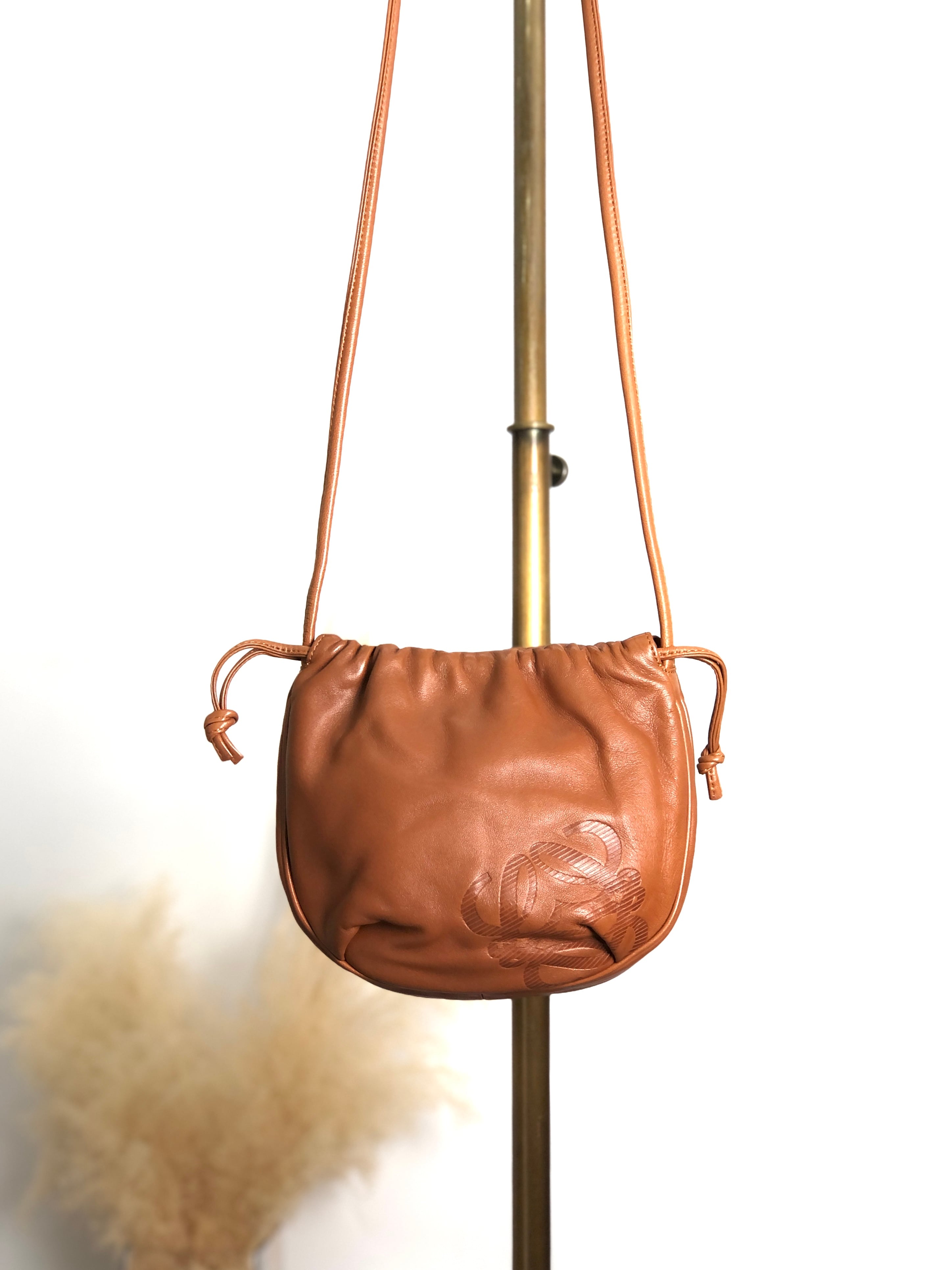 【美品】ロエベ ショルダーバッグ アナグラム 巾着 ナッパレザー ブラウン ロゴ LOEWE ロエベ ショルダーバッグ ブラウン アナグラム ナッパ
