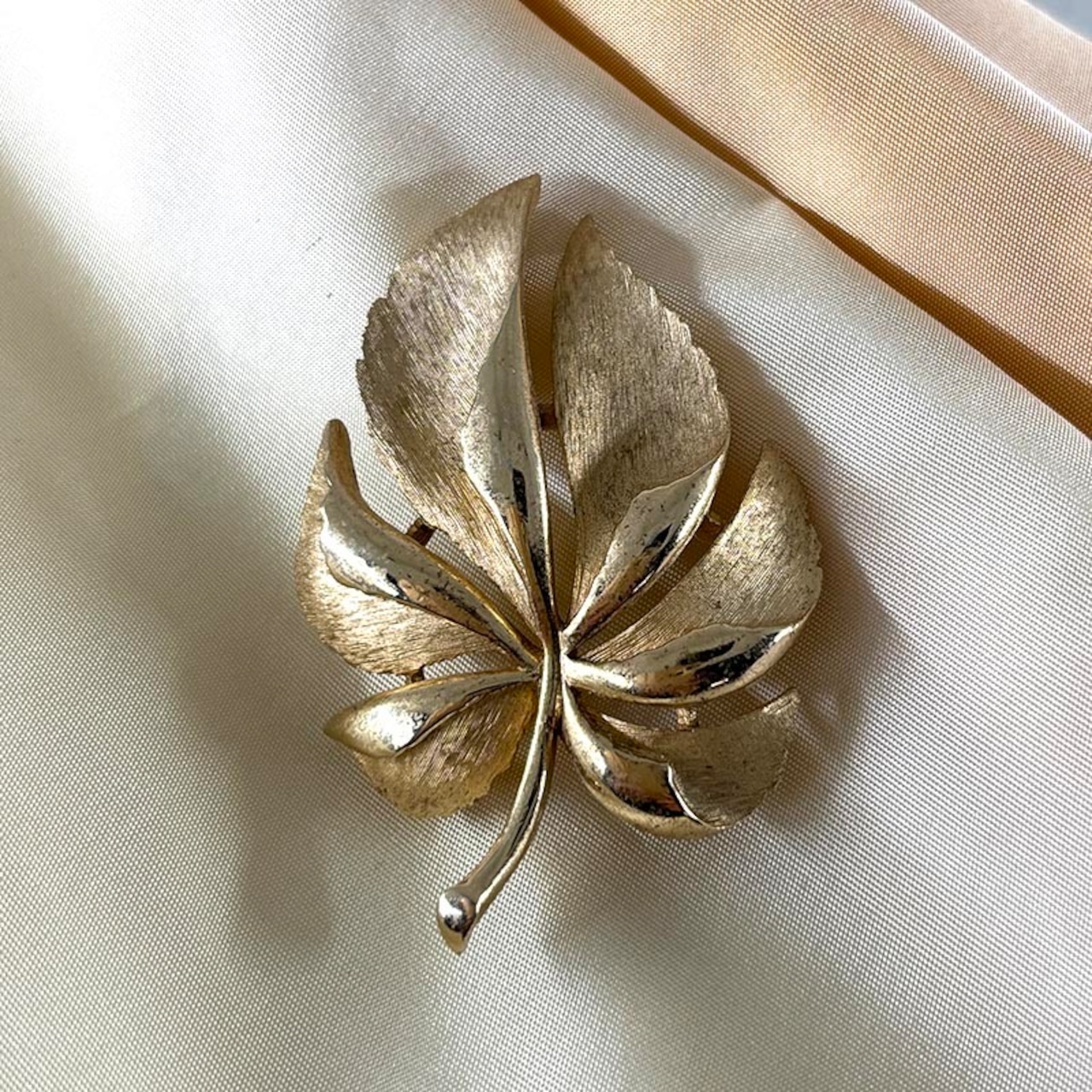 ブローチ　葉っぱ　ゴールド　コスチュームジュエリー　トリファリ　TRIFARI 19acj22