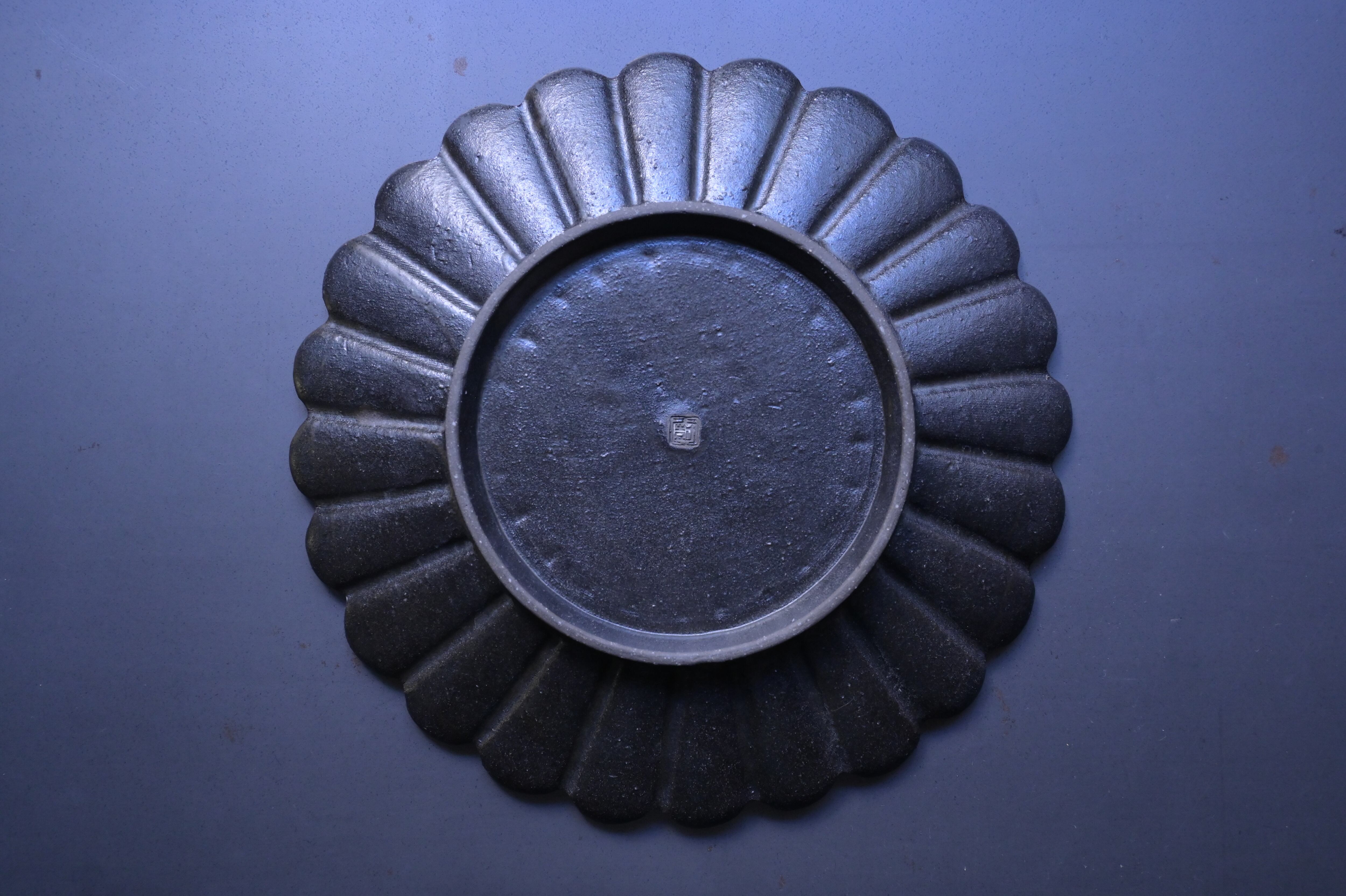 高島大樹 黒釉輪花8寸皿 | 鎌倉倶楽部 茶寮