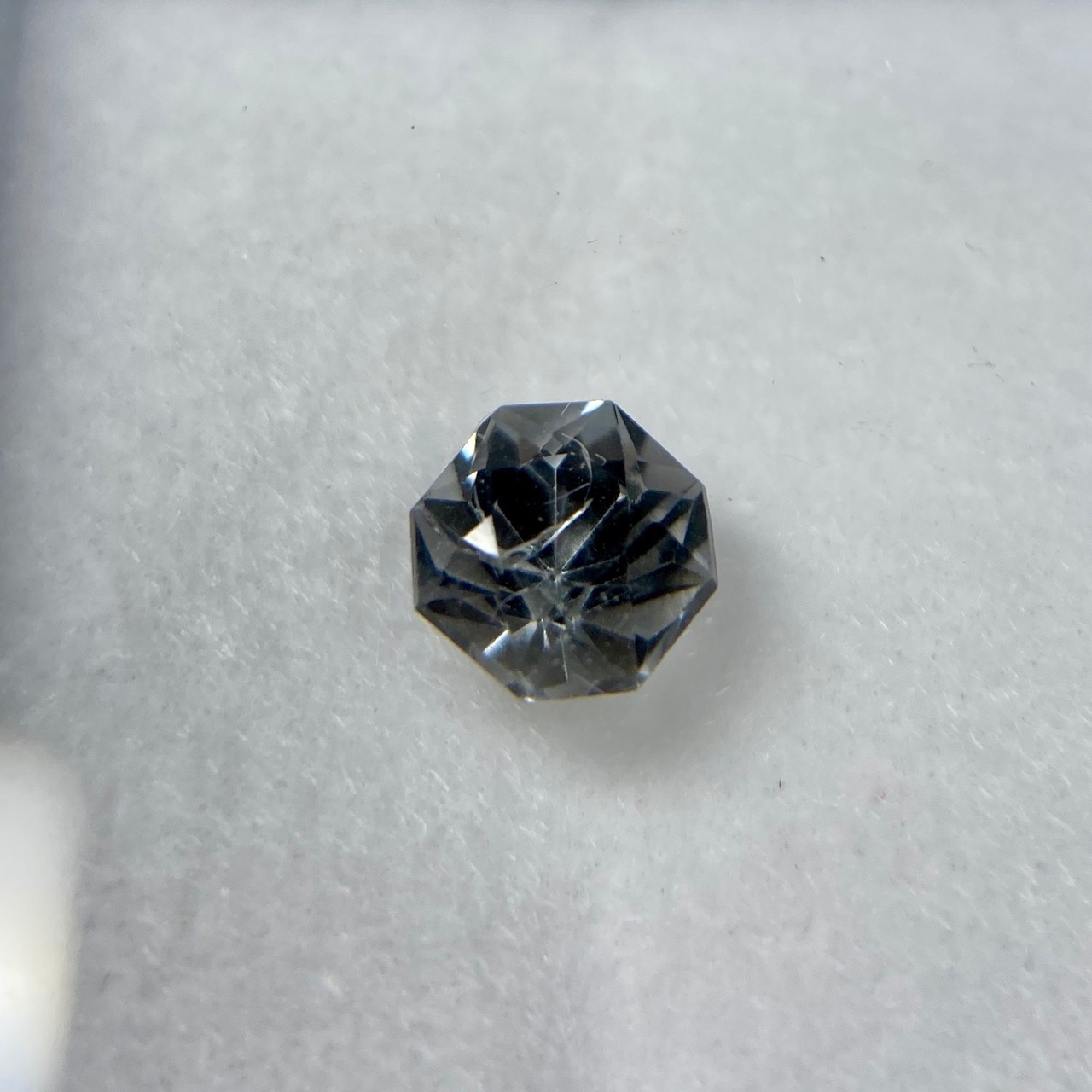 お花みたいなスピネル グレー系 約4.9mm No.8-5 ※表面に傷あり